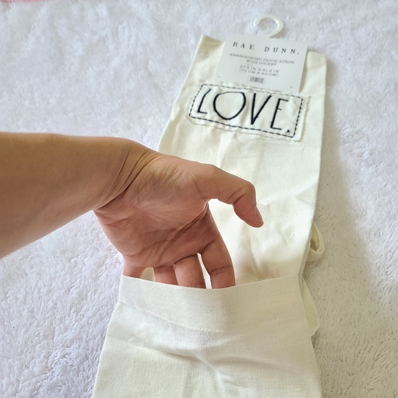 Rae dunn LOVE embroidered patch apron with pocket 100% cotton 27.5 in X 31.5 in - Picture 3 of 6